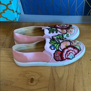 Floral pink low top shoes